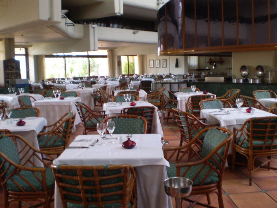 Ein Teil des Essraumes Paradisus by Meliá Salinas Lanzarote