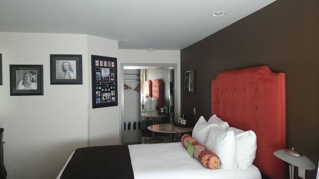 Bett, Sitzecke im Hintergrund Hollywood Hills Hotel