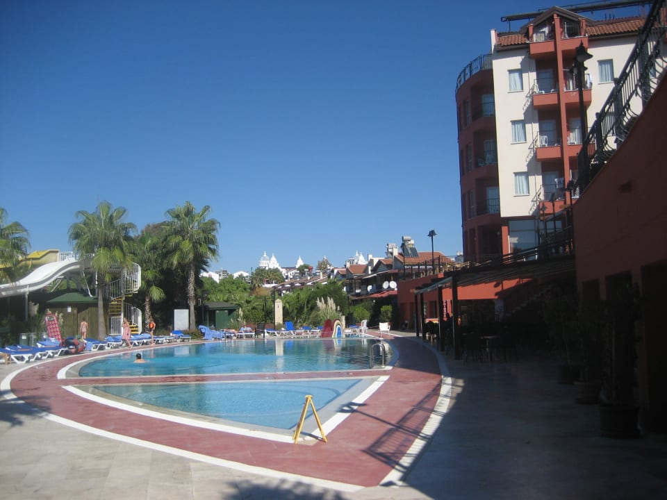 Pool an der Poolbar rechts Royal Atlantis Beach Hotel
