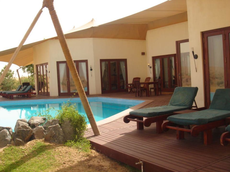 Terrasse mit Pool der Emirates-Suite Al Maha, A Luxury Collection Desert Resort & Spa