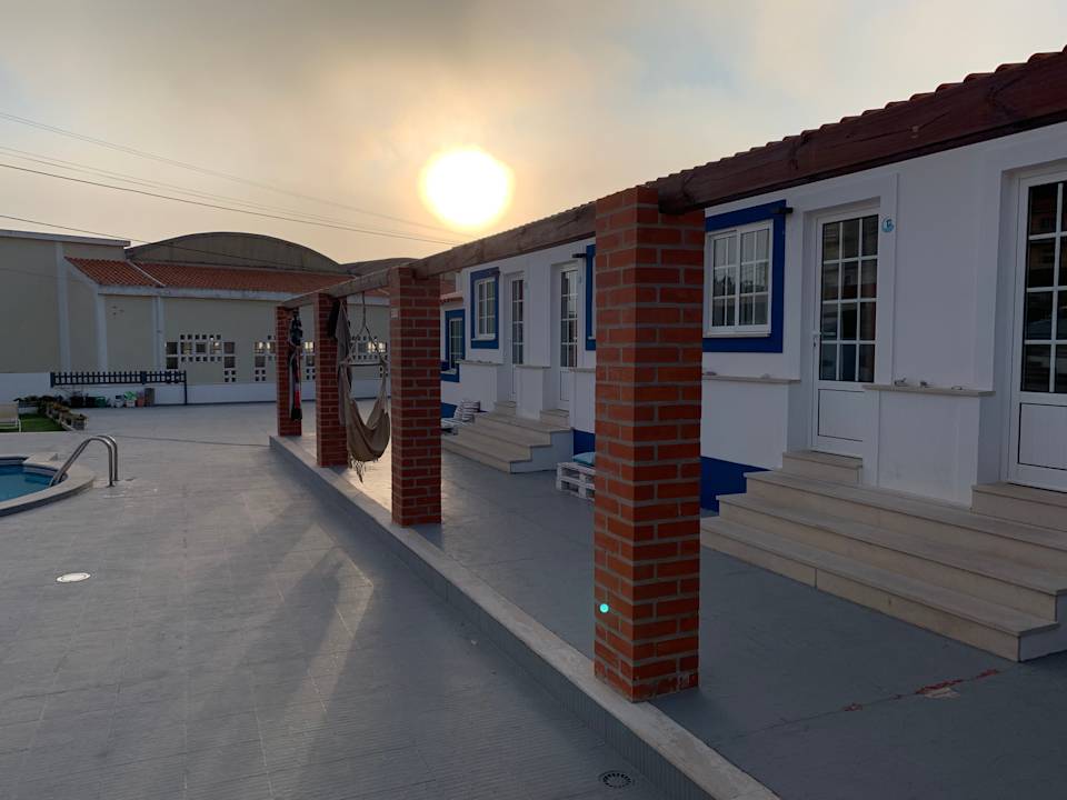 Außenansicht Zulla Nazare's Surf Village