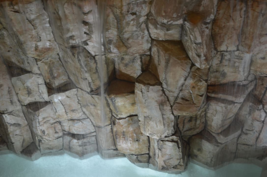 Водопад у Айриш бара Aydinbey Kings Palace & Spa