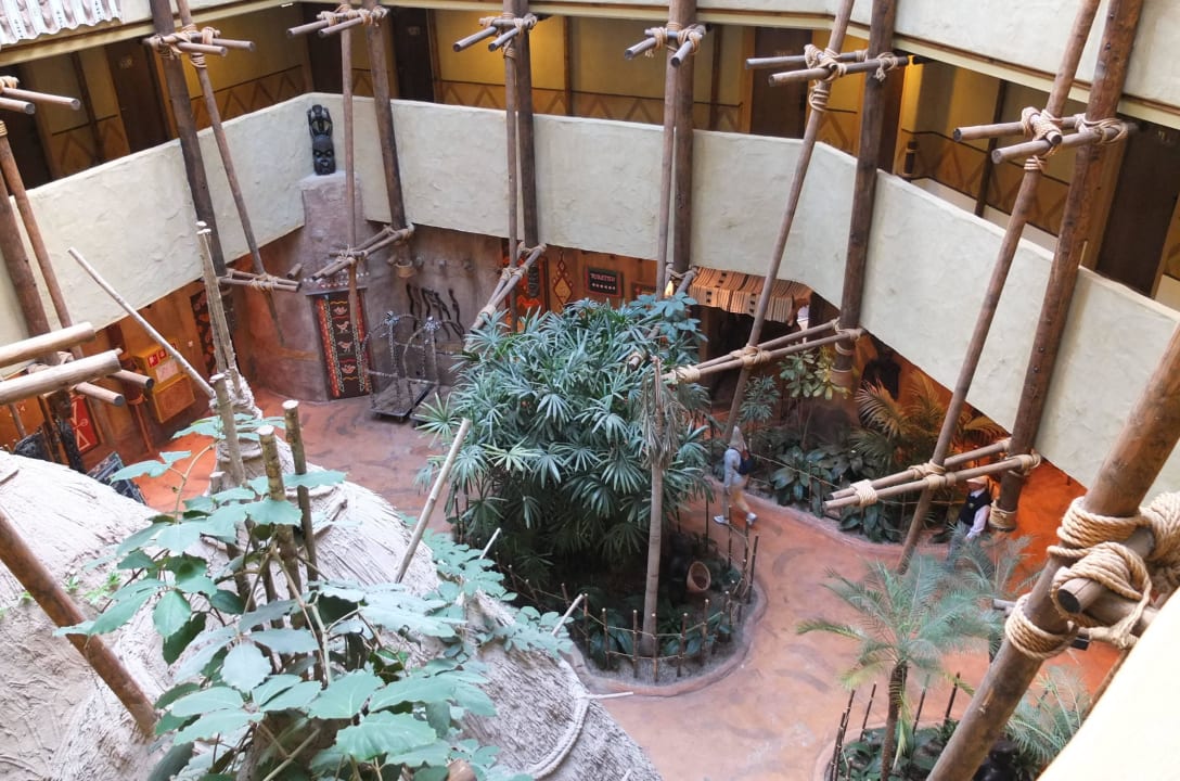 Blick von der Empore in die Lobby Hotel Matamba - Phantasialand Erlebnishotel