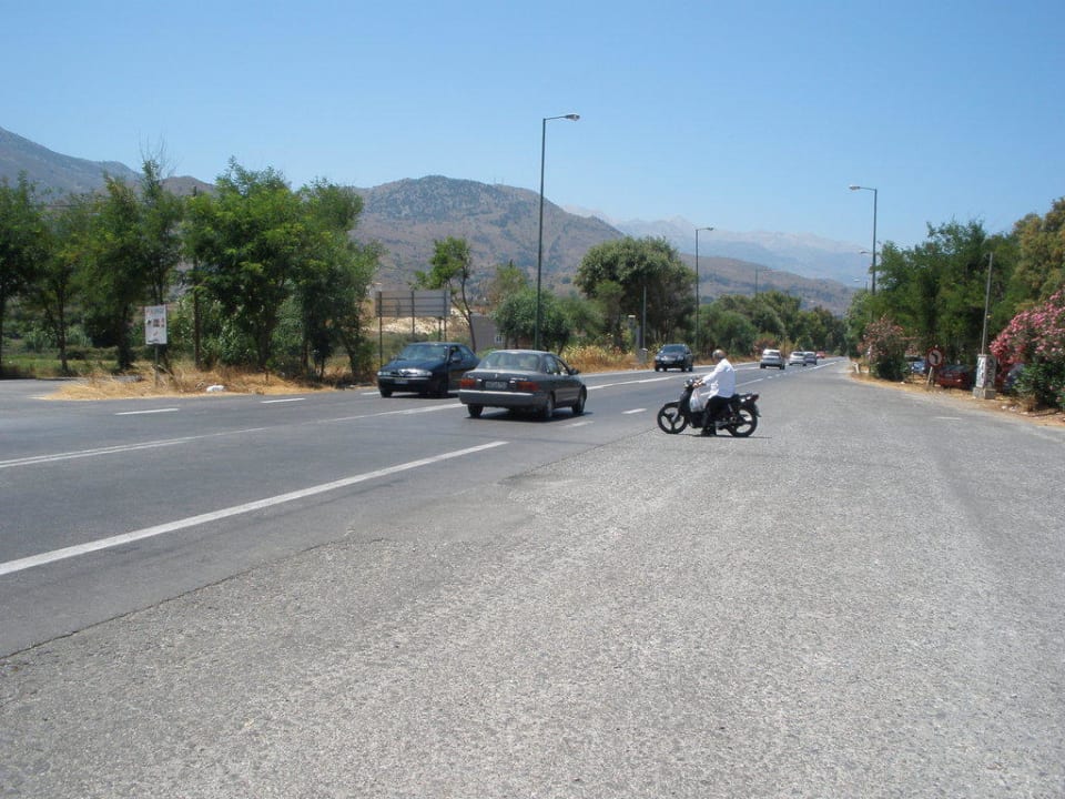 Rennpiste vor der Tür Vantaris Luxury Beach Resort