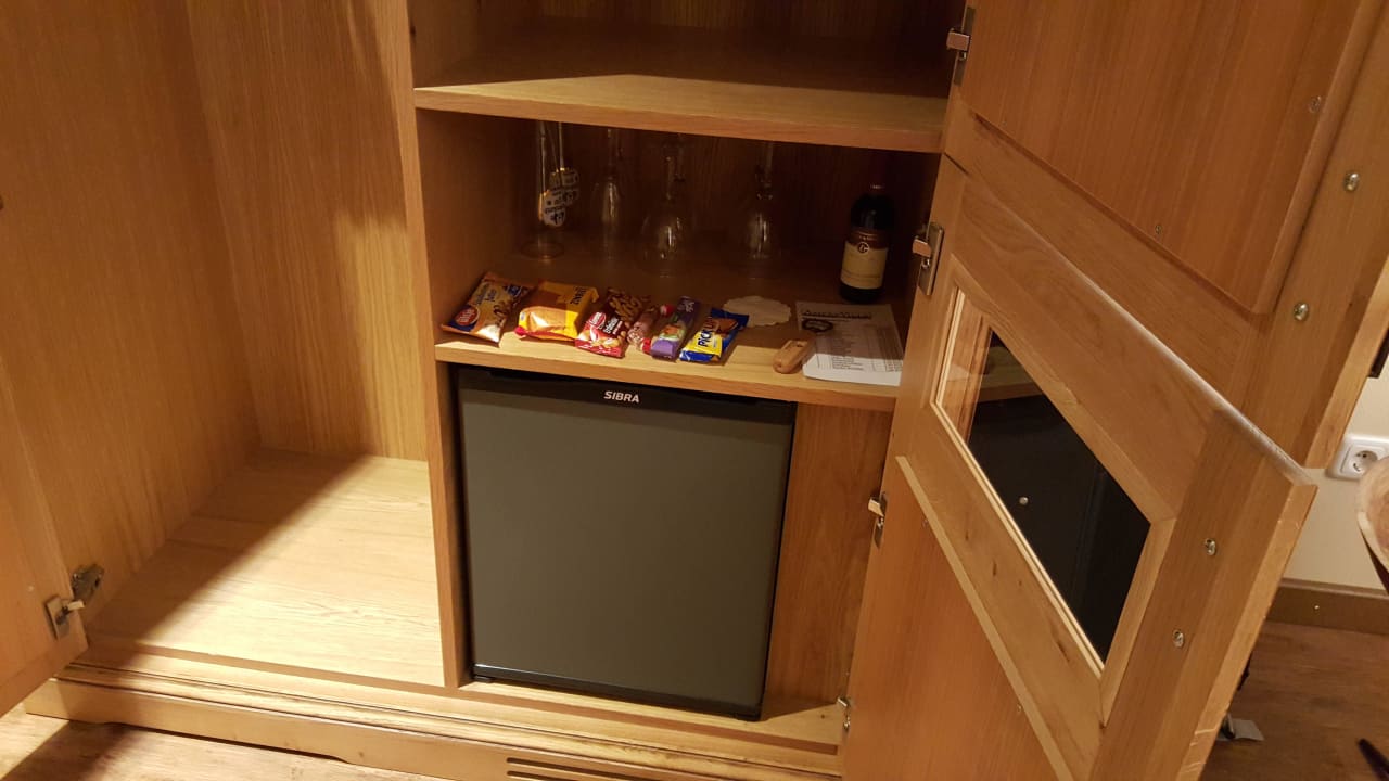 Kleiderschrank mit Minibar Hotel Ampervilla
