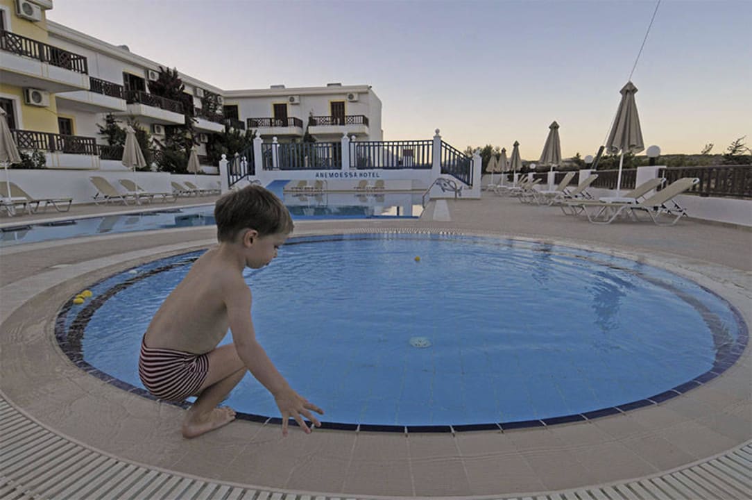 ...und mit schönem Kinderpool Hotel Anemoesa Studios