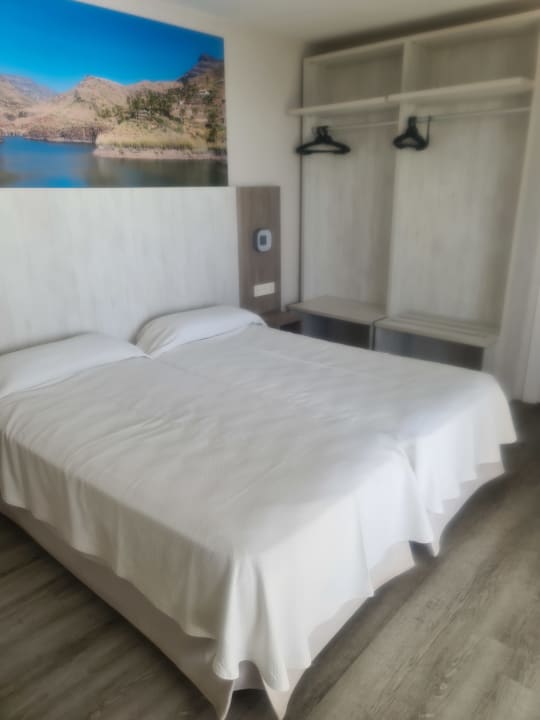 Zimmer Corona Roja
