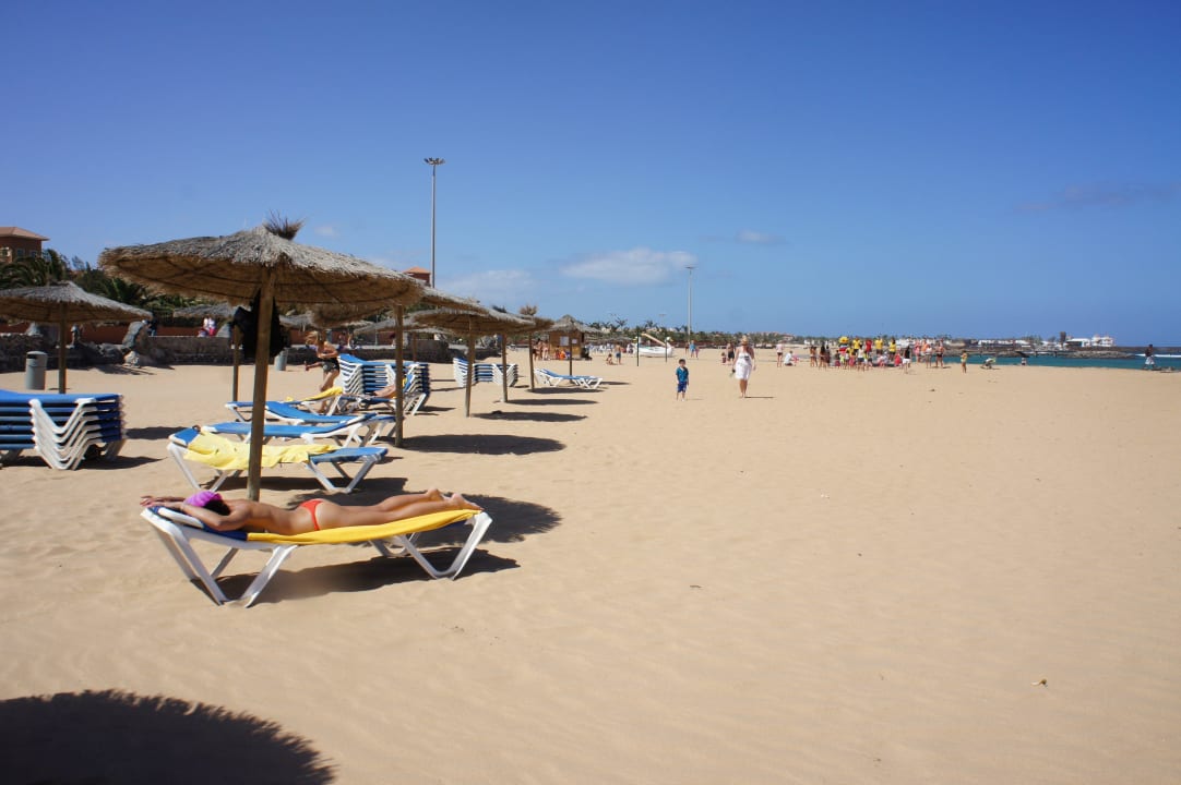 Leżaki i parasole dodatkowo płątne Elba Carlota Beach & Golf Resort