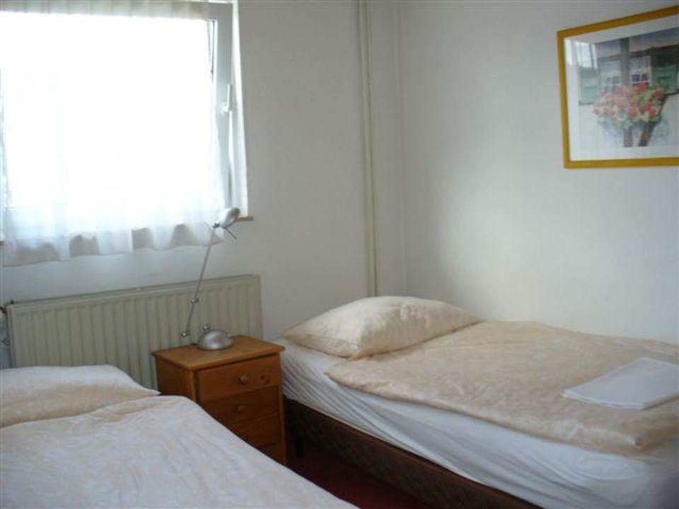 Zimmer mit 2 Einzelbetten und Schrank, OG Apartments Stegelshof
