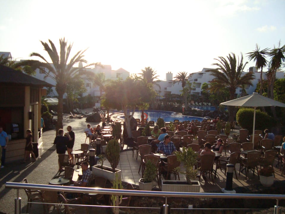 Außenanlage zum Pool mit Bar links allsun App.-Hotel Albatros