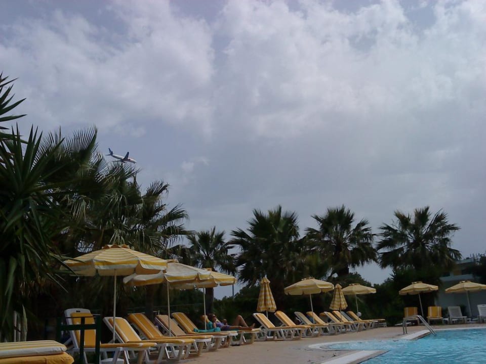 Flugzeug das darüber fliegt TUI KIDS CLUB Alex Beach