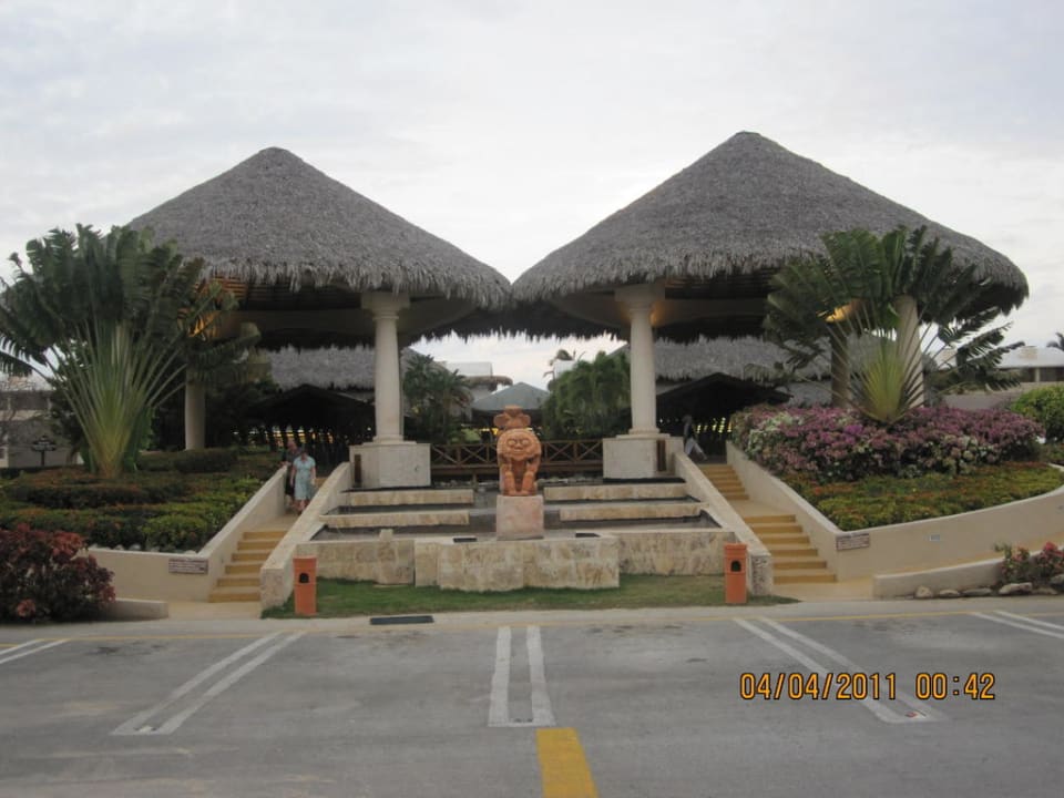 Hoteleingang Grand Sirenis Punta Cana Resort & Aquagames