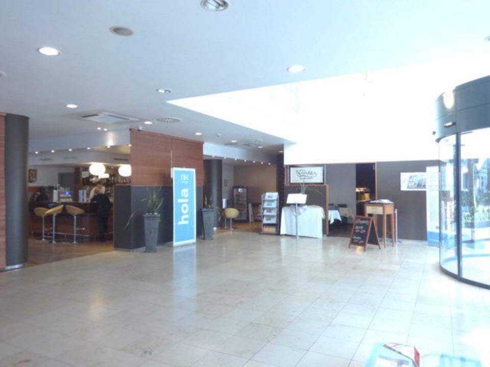 Im Lobbybereich Hotel NH Hamburg Altona