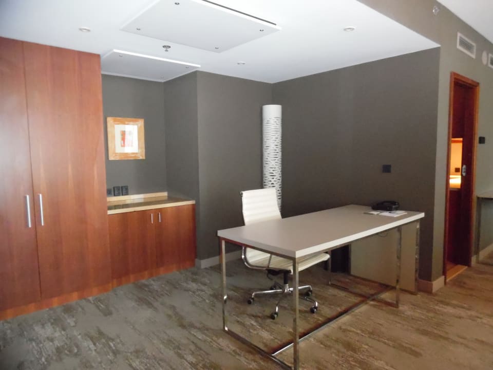 Präsidenten-Suite: Arbeits-Tisch The Westin Warsaw
