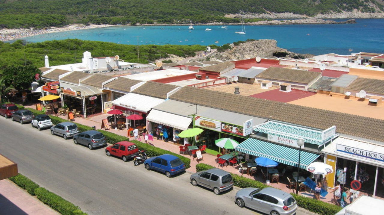Straße vor dem Hotel Hotel & Spa S'Entrador Playa