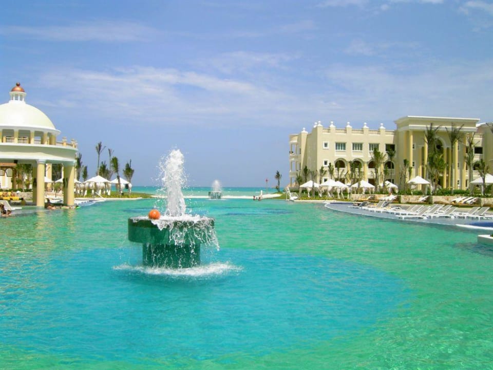 vom Haupttrackt über Pool Richtung Meer JOIA Paraiso by Iberostar
