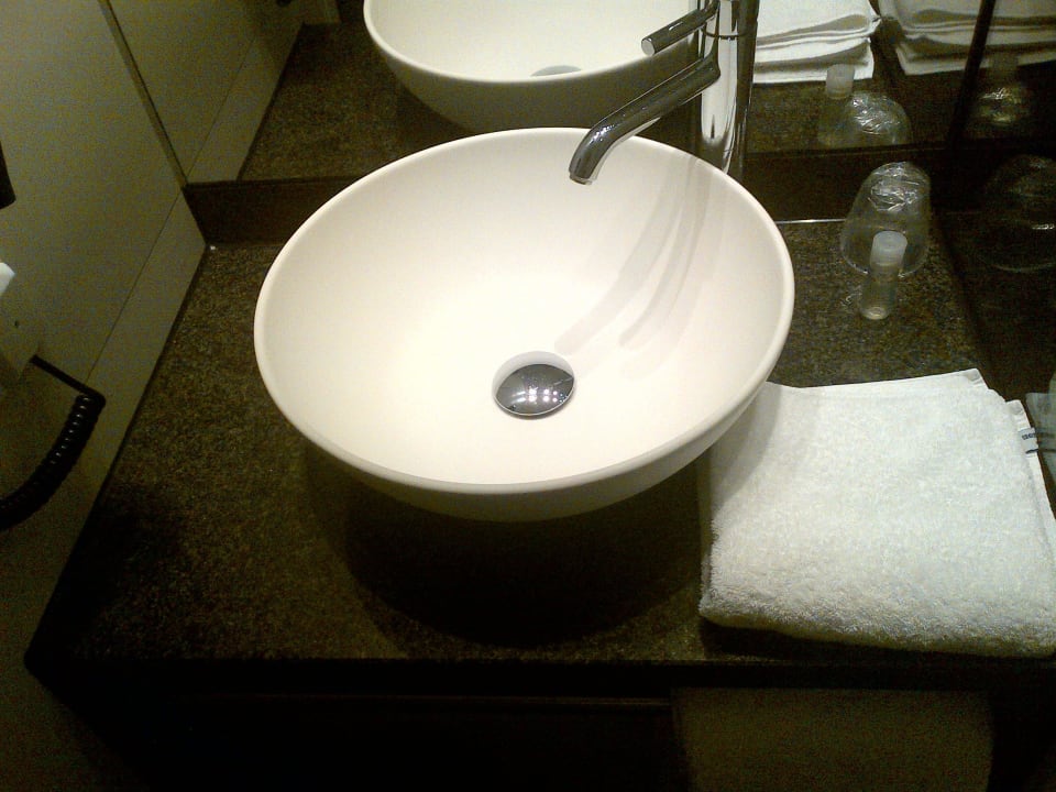 Modernes Bad Motel One Frankfurt-Messe