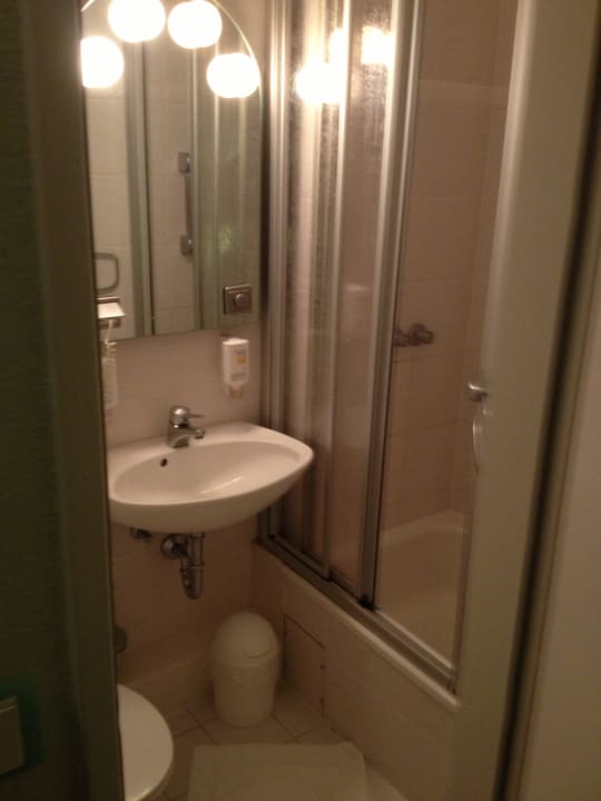 Badezimmer mit Dusche  June Six Hotel Hannover City