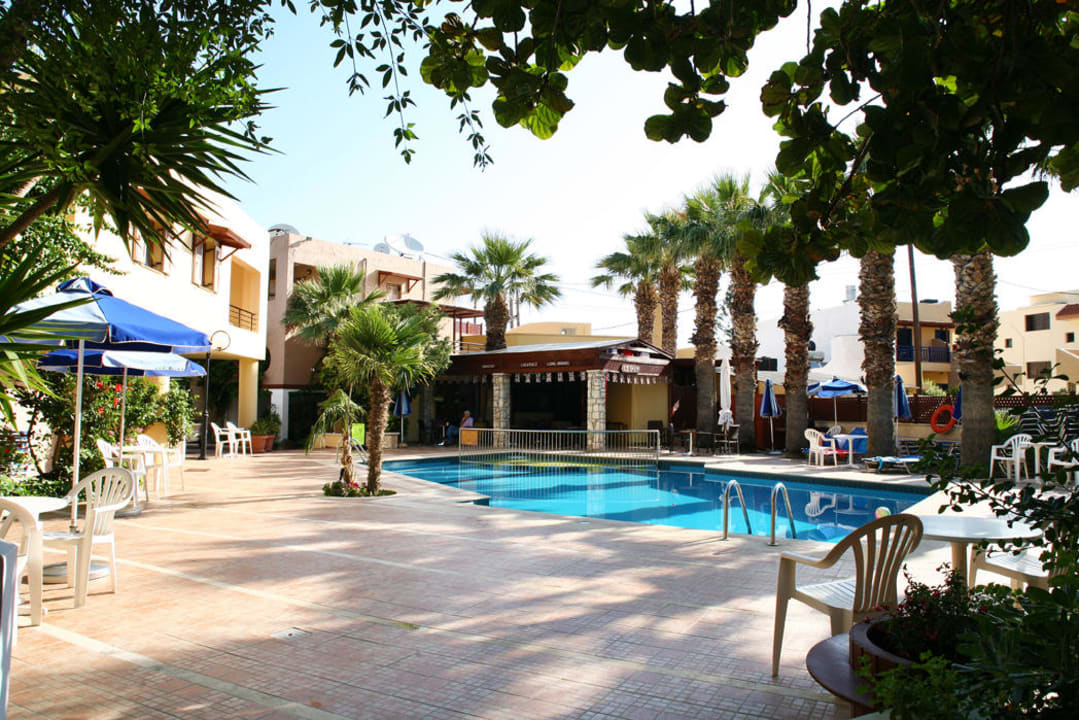 Pool area Hotel Latania Apartments