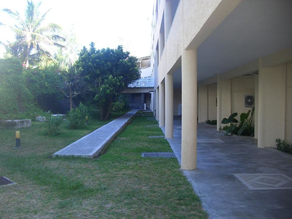 Aufnahme hinter dem Hotel, Weg zu den Toiletten Hotel Silver Beach