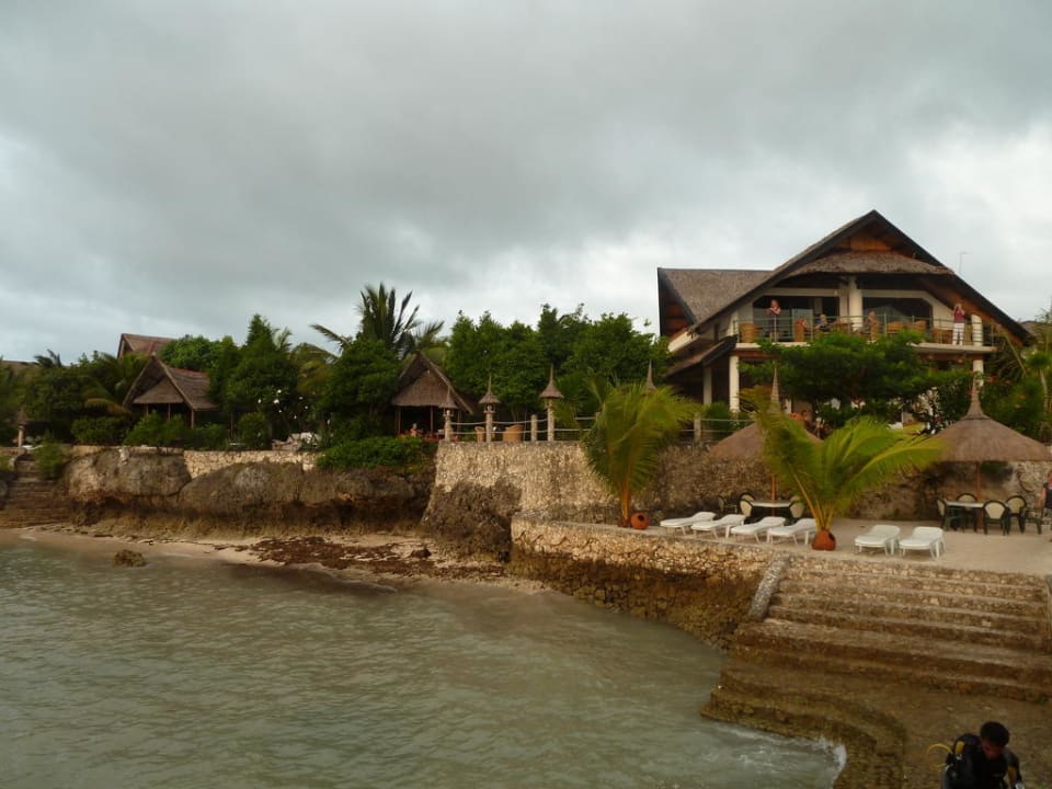 Blick vom Meer aus auf Restaurant und Bar Hotel Dolphin House