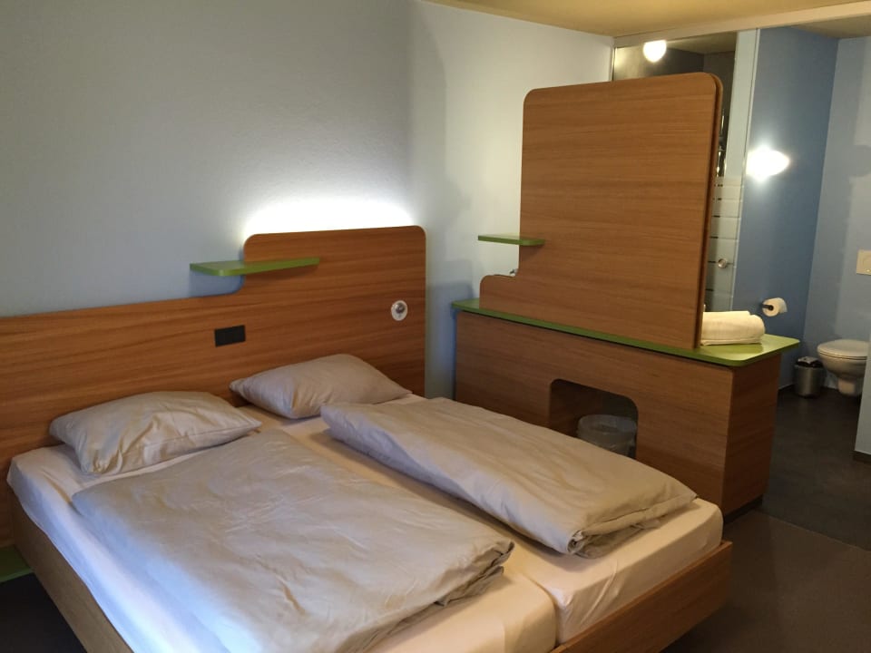 Offen gestaltetes Zimmer, auch das WC. Hotel mein inselglück