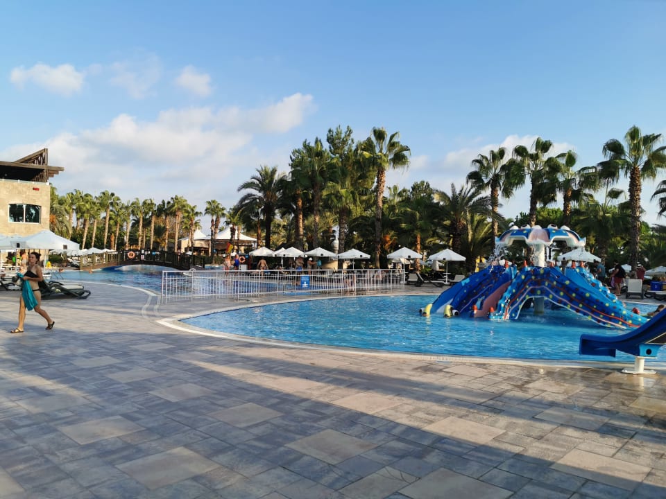 Pool Kamelya Aishen Club