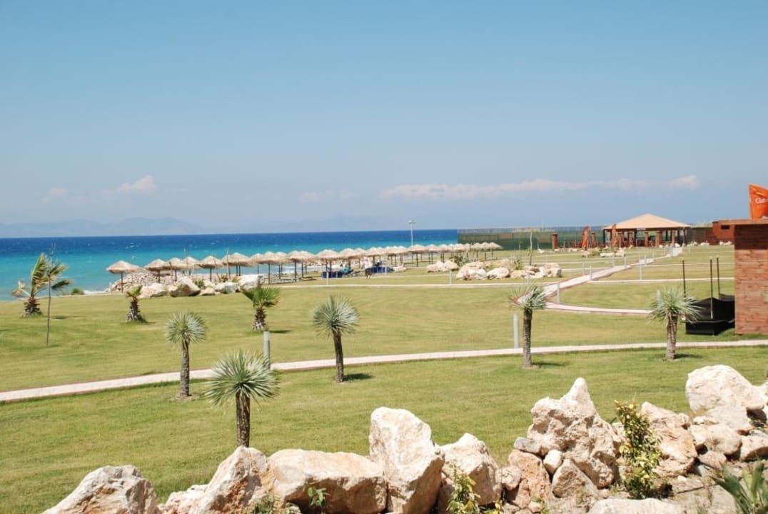 Liegewiese am Strand All Senses Nautica Blue Exclusive Resort & Spa