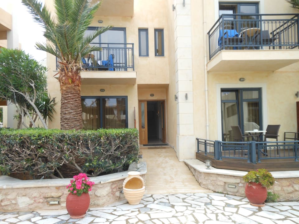 Blick auf den Eingang der Zimmer Hotel Atlantis Beach