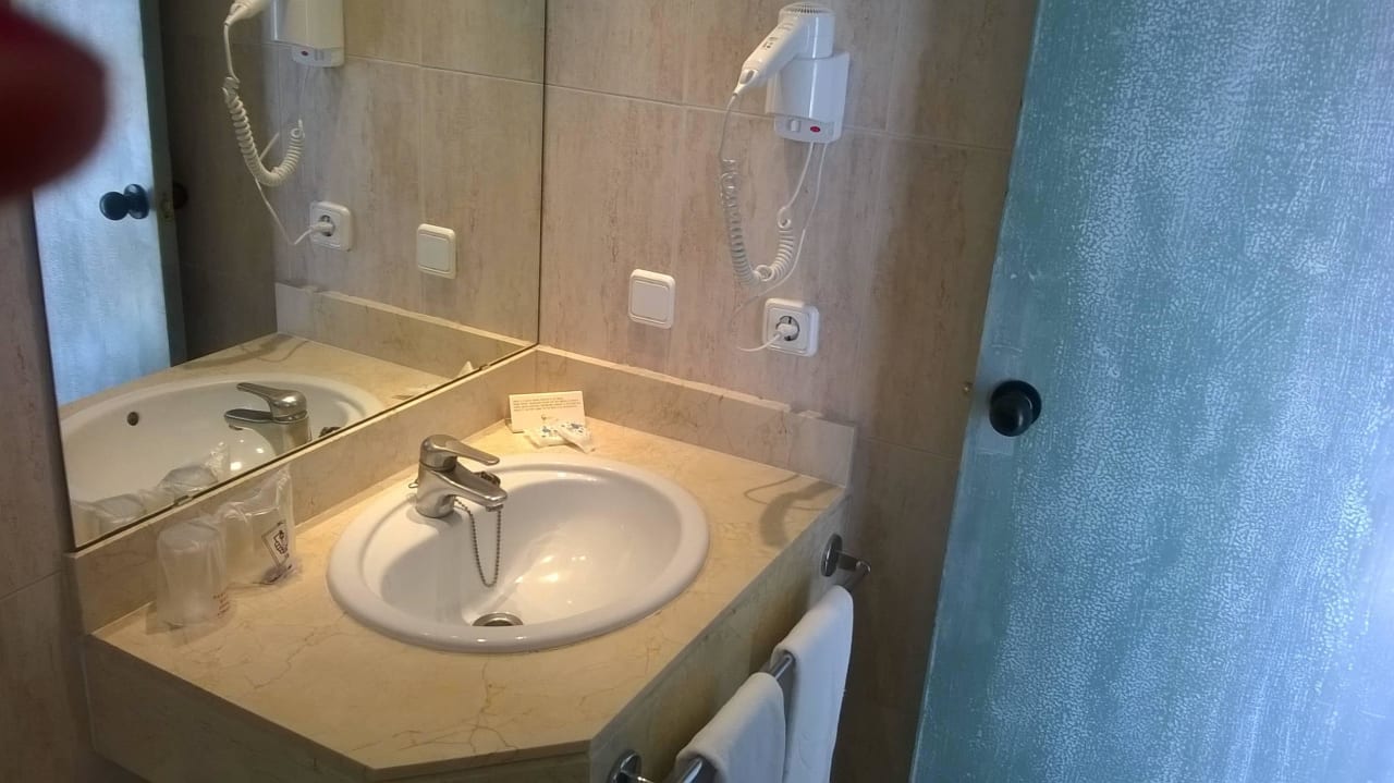 Blick ins Badezimmer Grupotel Orient