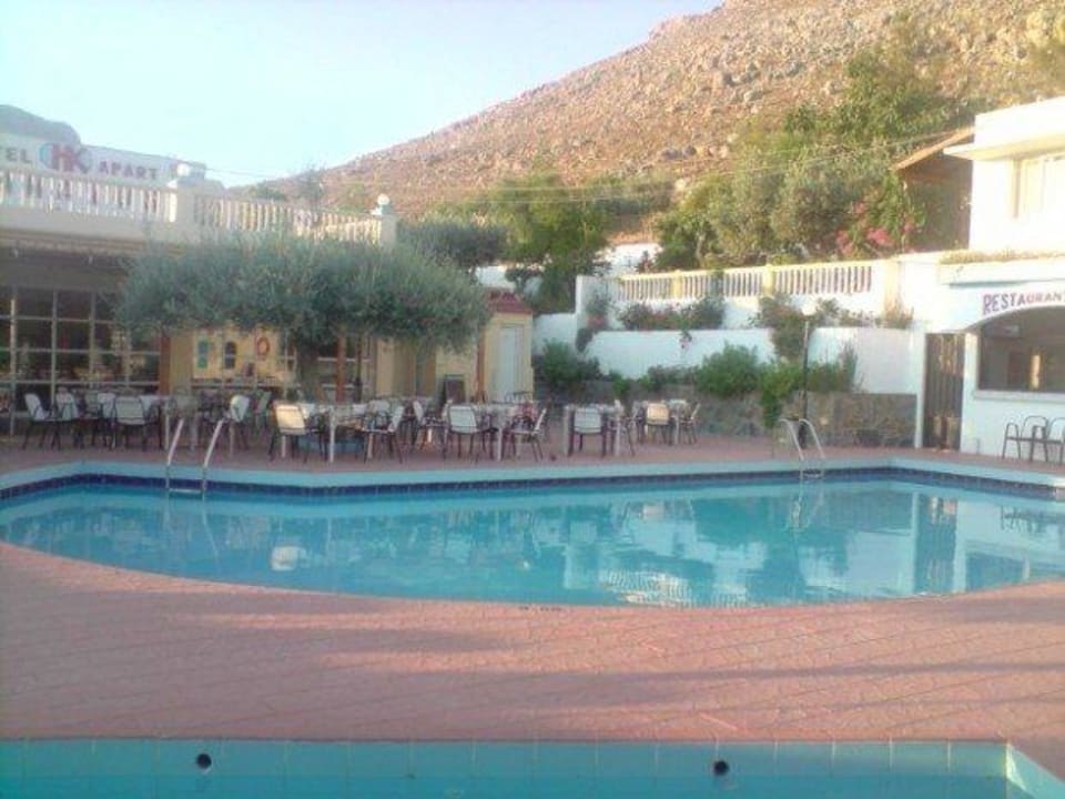 Blick auf den Pool Hotel Karavos
