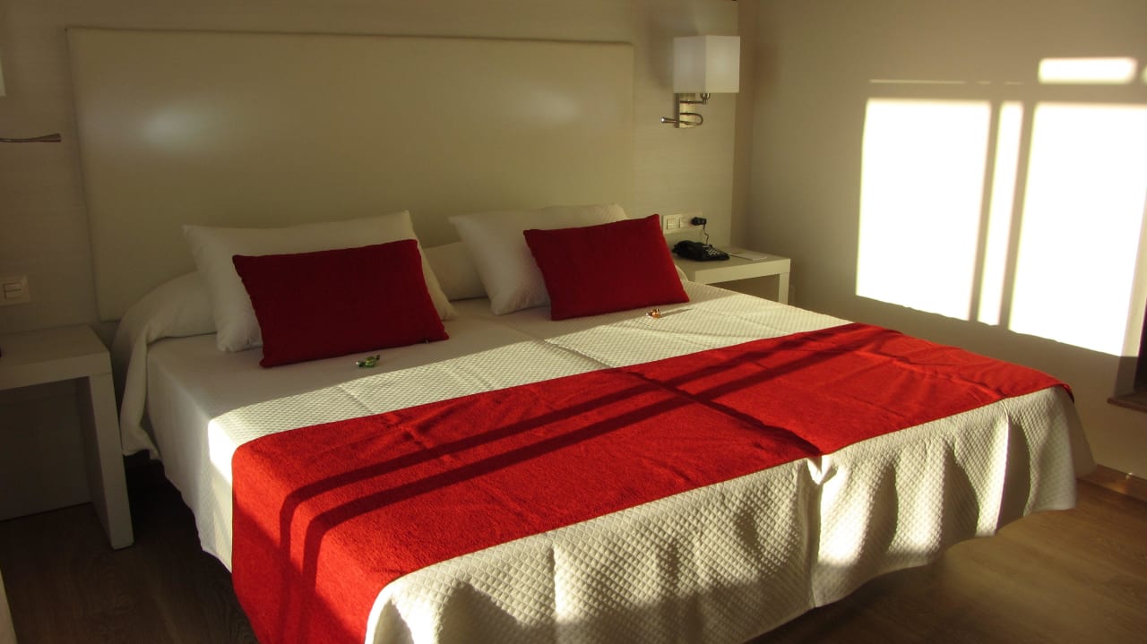 Die Sonne scheint tagsüber ins Zimmer Sentido Aequora Lanzarote Suite