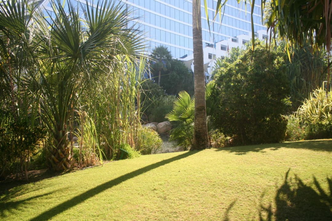Gartenanlage mit Hotel im Hintergrund Jumeirah Beach Hotel