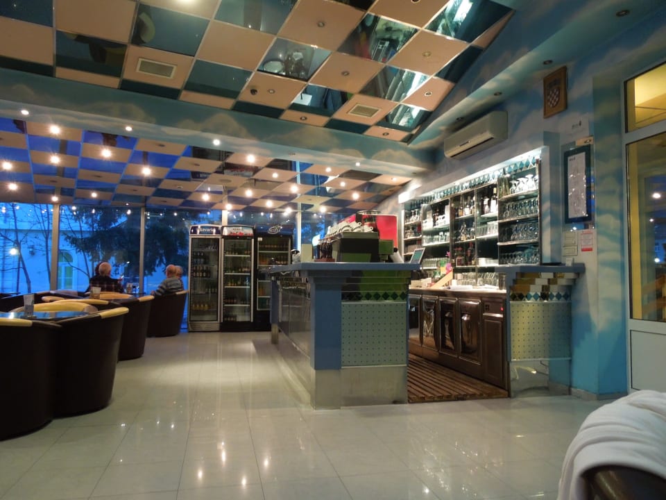 Cafe und Bar zugleich Hotel Macola