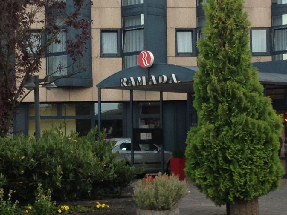 Ramada Hotel Eingang H+ Hotel Köln Brühl