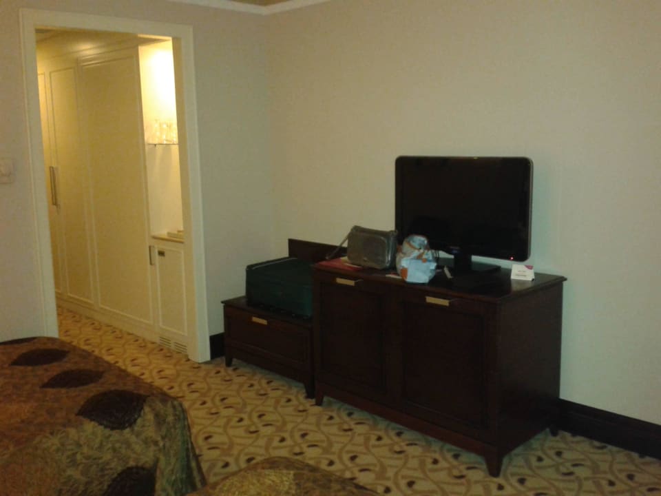 Blick vom Bett aus Richtung Bad und Schrank Hotel Crowne Plaza Istanbul Asia