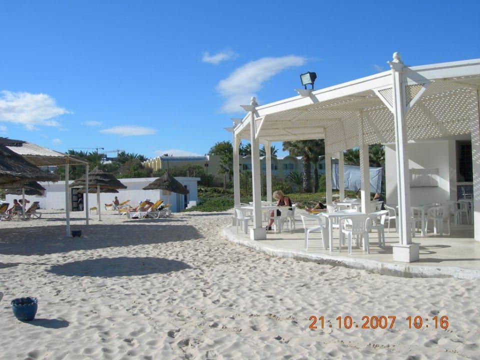 Fragment baru na plaży i wejścia na plażę Hotel Marhaba Club