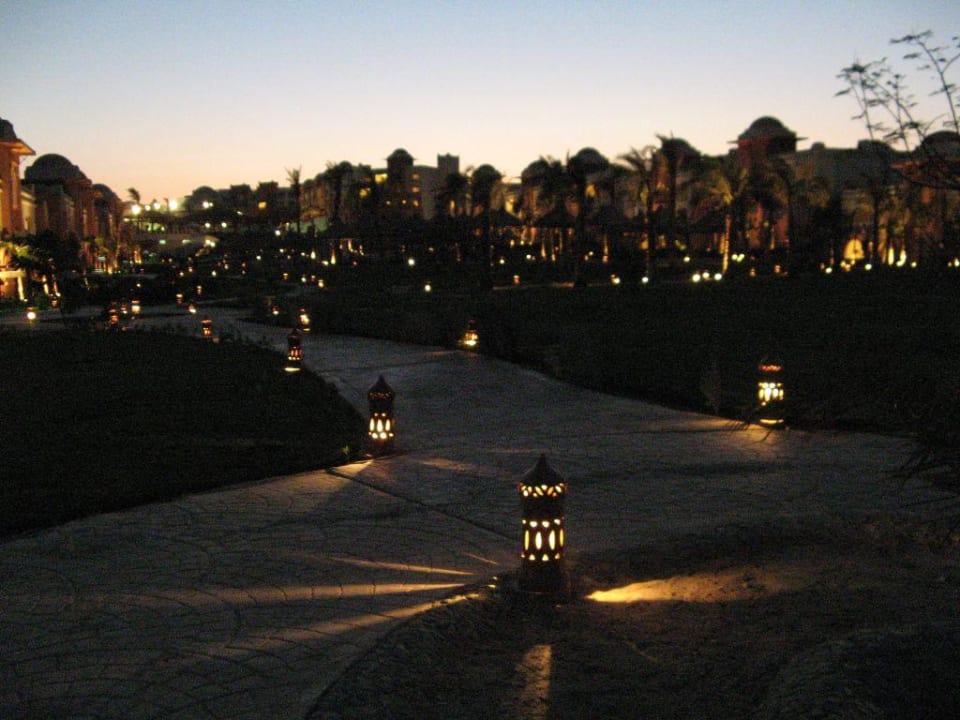 Widok kompleksu hotelowego wieczorem Serenity Alpha Beach