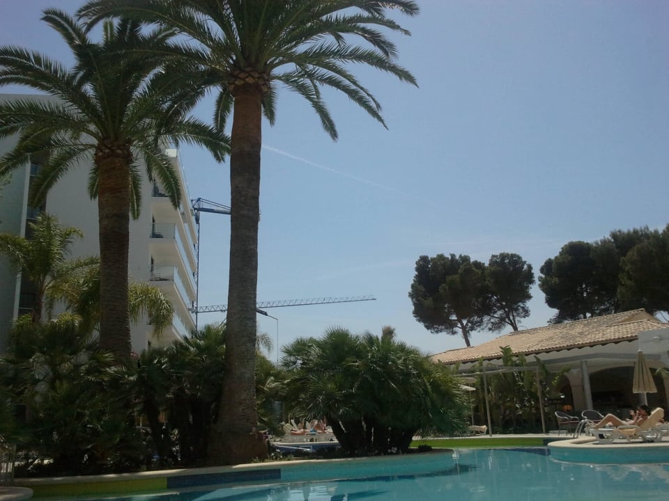 Pool und im Hintergrund Baukran von Großbaustelle Hotel Riu Bravo