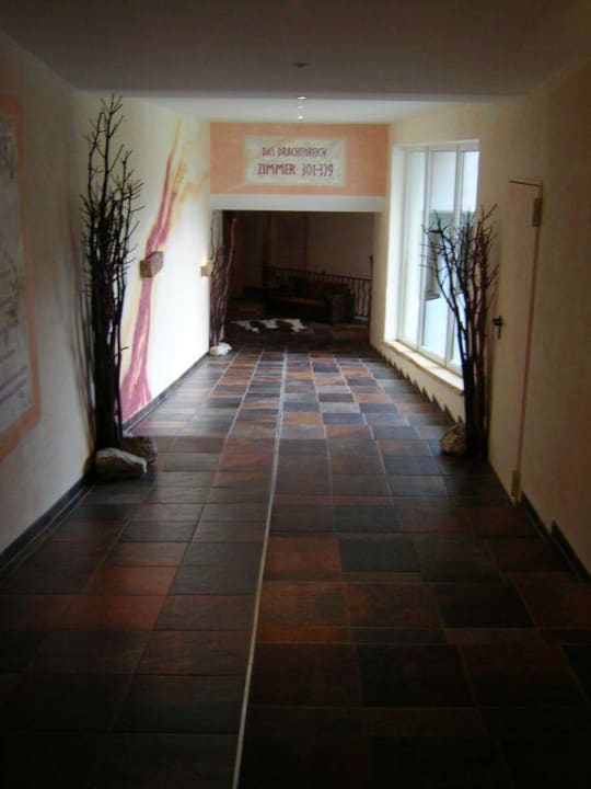 Gang im Neubau Hotel Feuriger Tatzlwurm