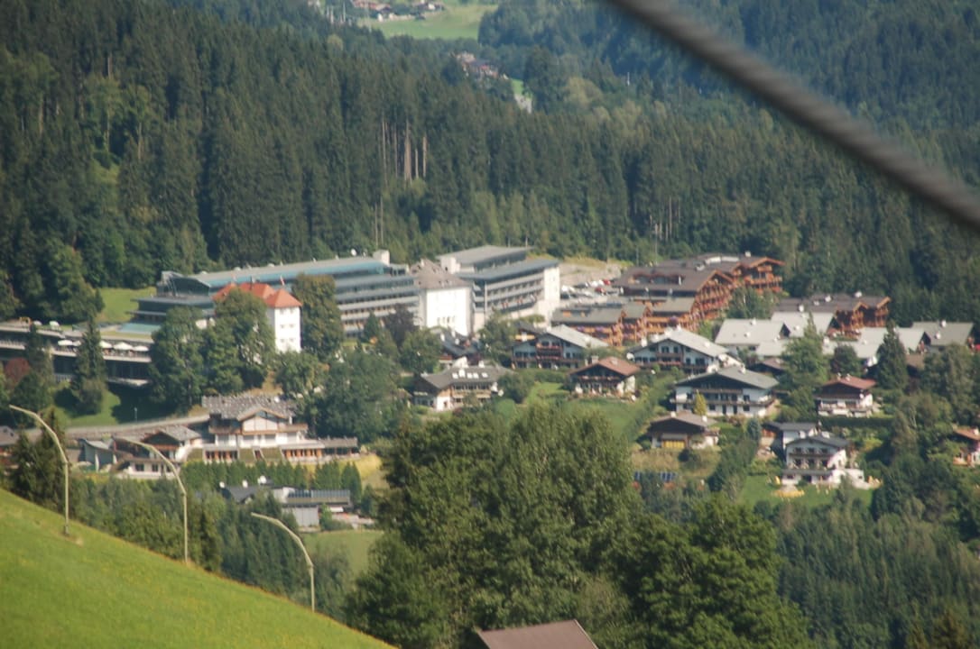 Blick von der Seilbahn zum Hotel Lebenberg Schlosshotel