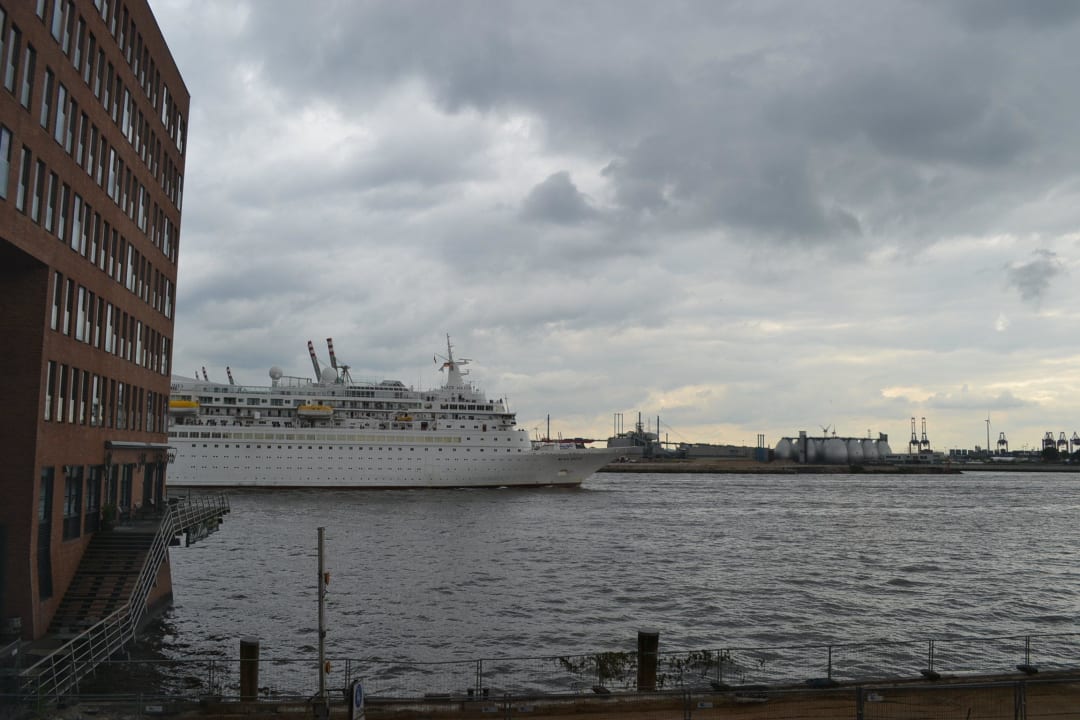 Beim Kaffee die vorbeiziehenden Schiffe beobachten Clipper Boardinghouse Hamburg-Holzhafen
