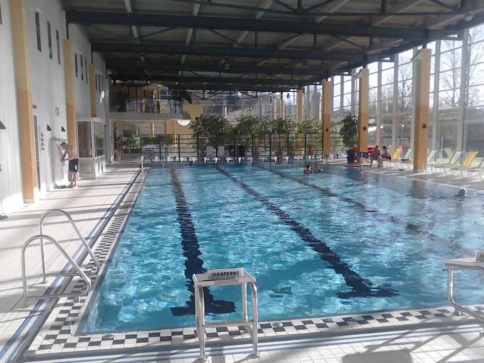 Schwimmbad mit 25m-Bahn Parkhotel Weiskirchen