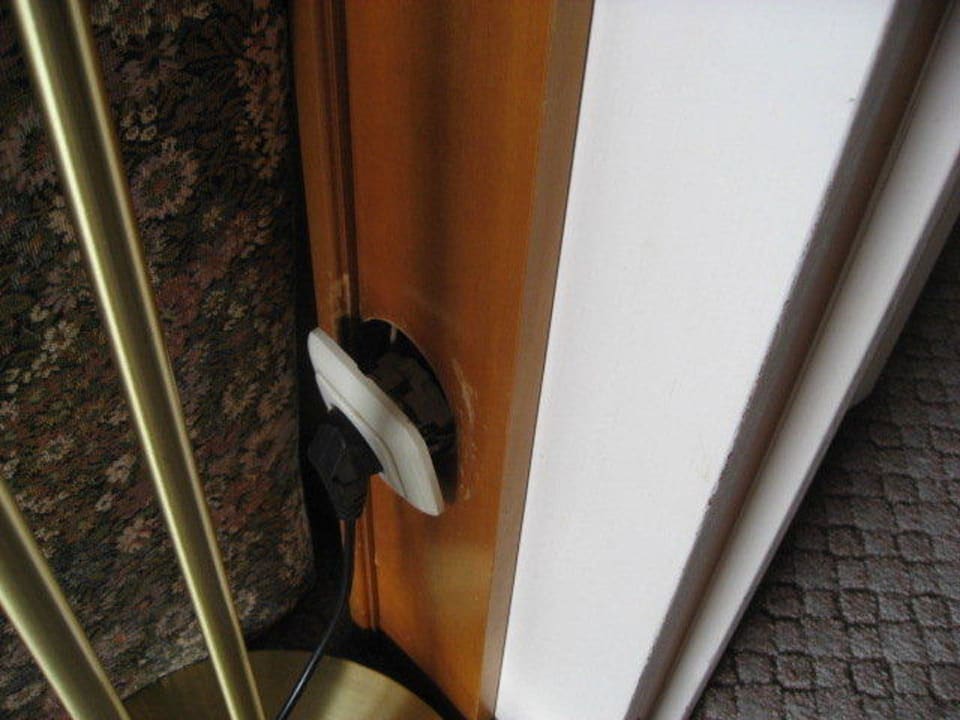 Steckdose hängt aus der Wand Strandhotel Orchidee