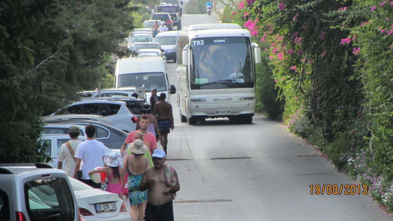 Kein Fußweg zum Strand man läuft auf der Straße! Hotel Arabella World