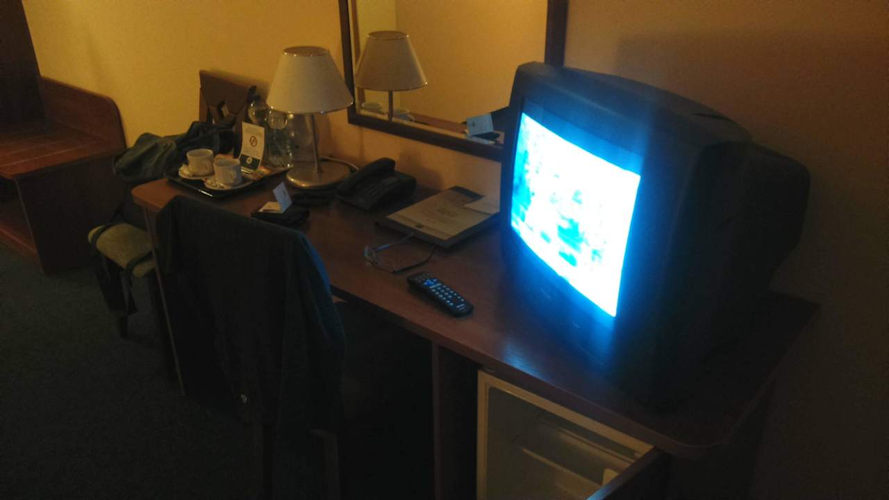 TV z lat 90-tych. Mało programów Sangate Hotel Airport