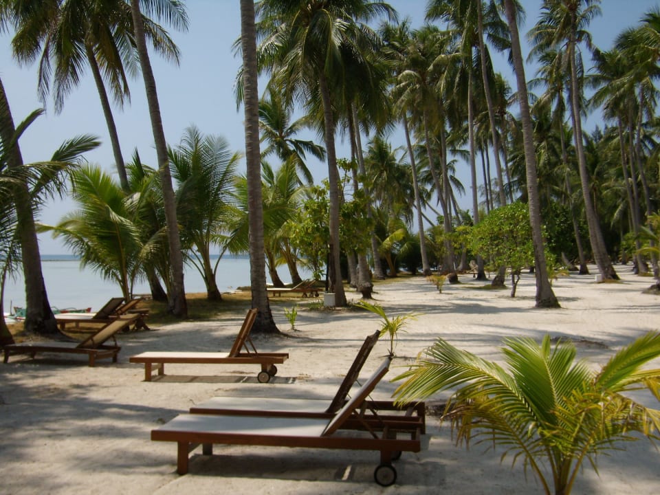 Liegen überall auf der Insel Kura Kura Resort