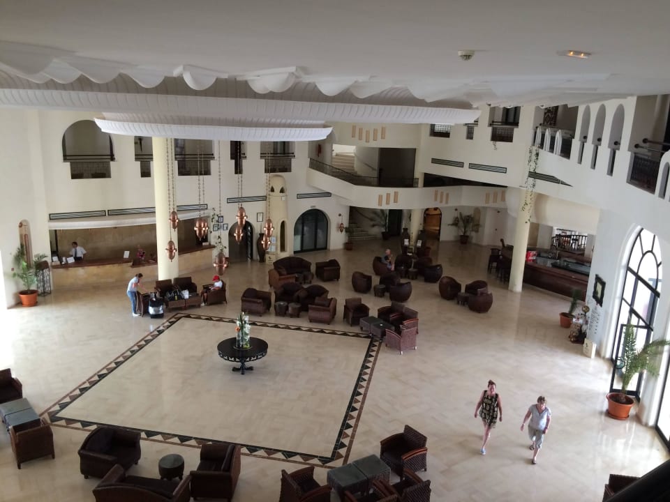 Teilweise verqualmte Halle Hotel Green Palm