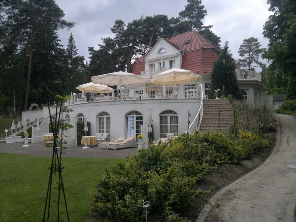 Außenansicht der unteren Zimmer mit Terrasse Villa Contessa