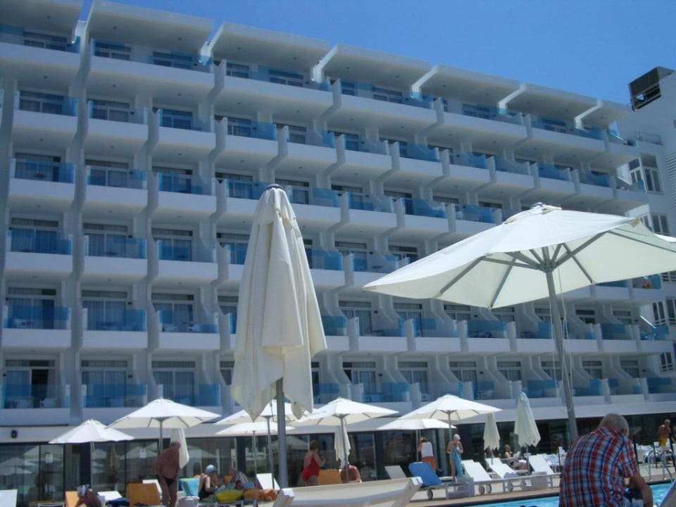 Blick vom Pool zum Hotel Iberostar Waves Bahia de Palma